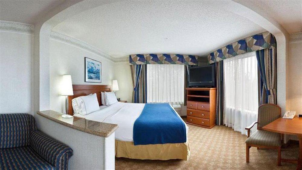 Holiday Inn Express & Suites Tacoma By Ihg Exterior photo