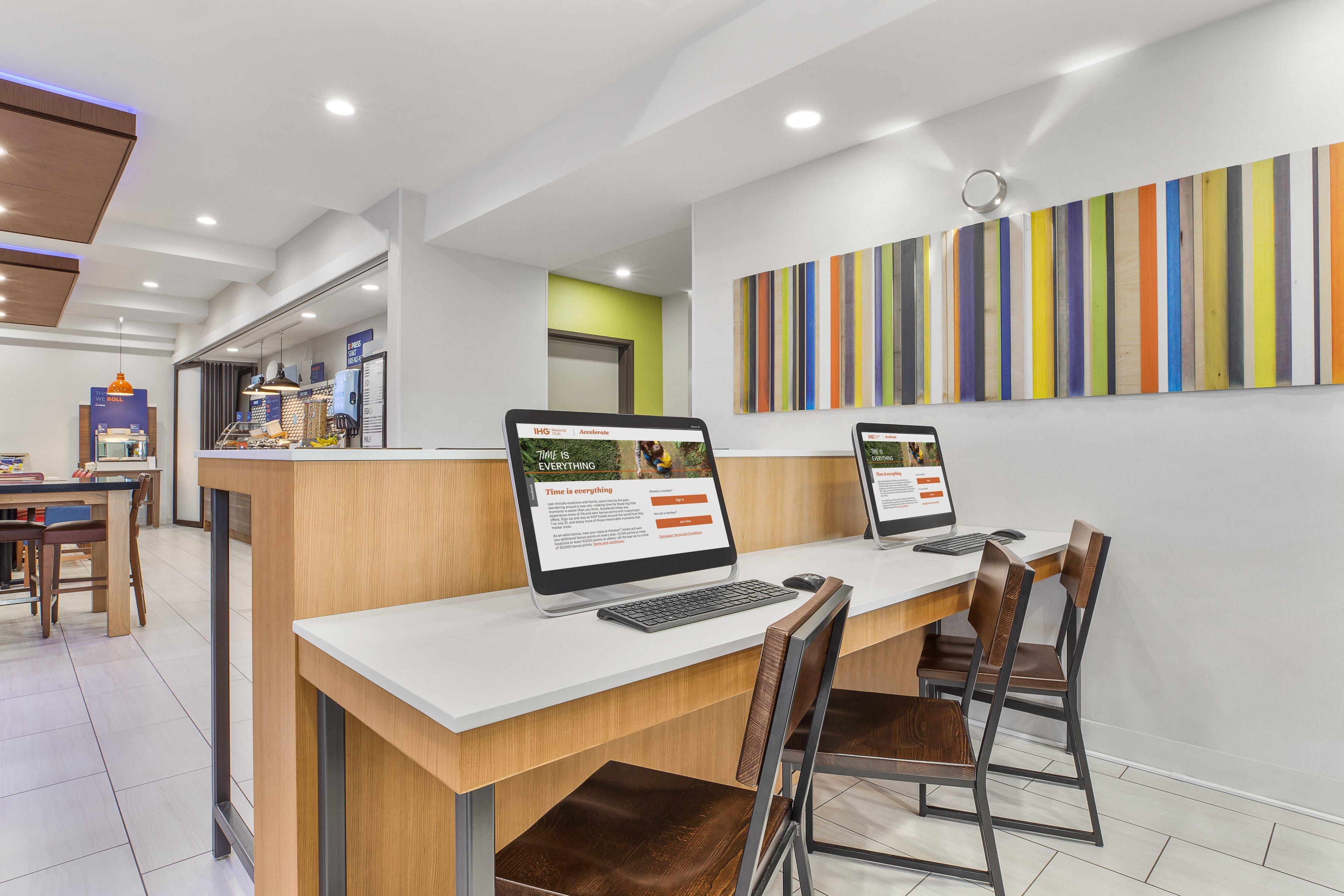 Holiday Inn Express & Suites Tacoma By Ihg Exterior photo