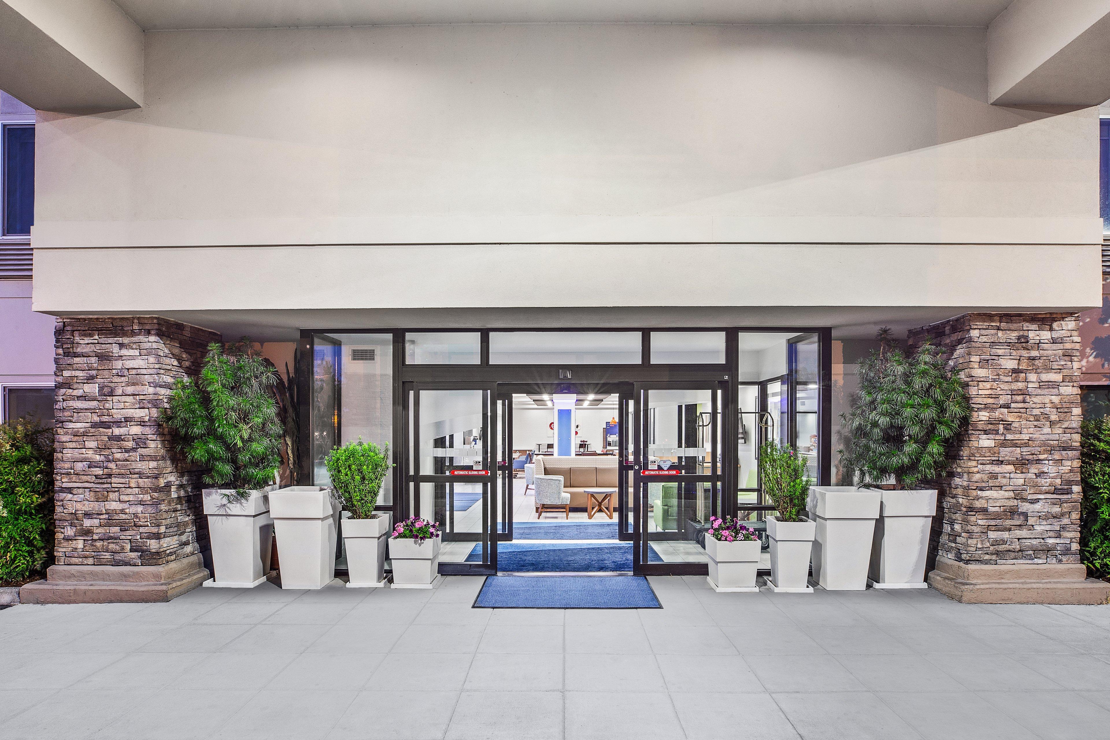 Holiday Inn Express & Suites Tacoma By Ihg Exterior photo