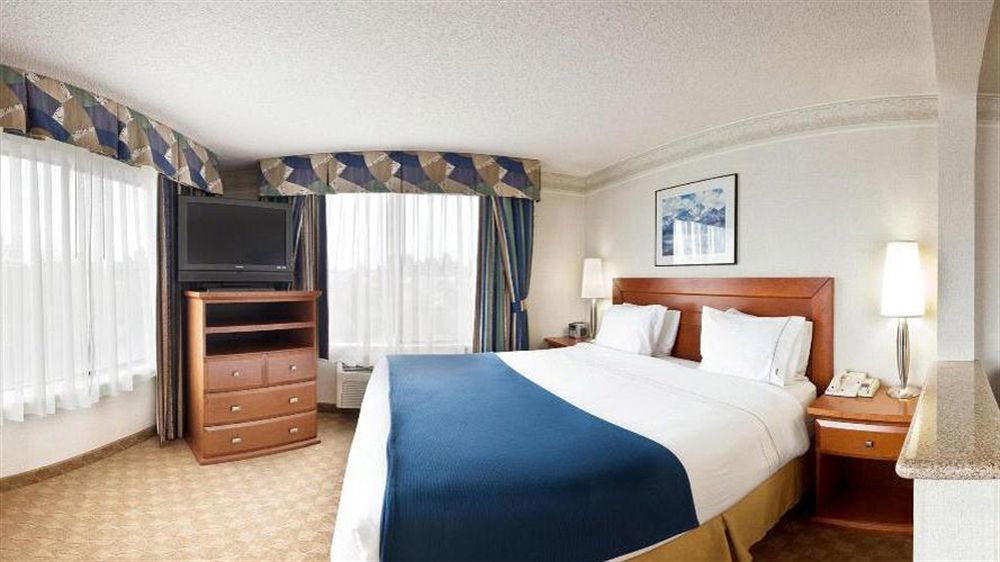 Holiday Inn Express & Suites Tacoma By Ihg Exterior photo